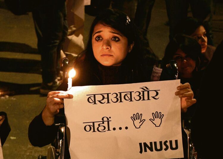 Joulukuussa 2012 nuori intialaisnainen kuoli raa’an joukkoraiskauksen aiheuttamiin vammoihin. Raiskaajat syyttivät uhria teosta. Intiassa syntyi kansanliike puolustamaan naisten asemaa. Liike laajeni kansainväliseksi.