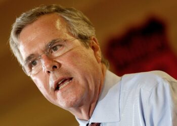 Jeb Bush puhui torstaina Iowassa.