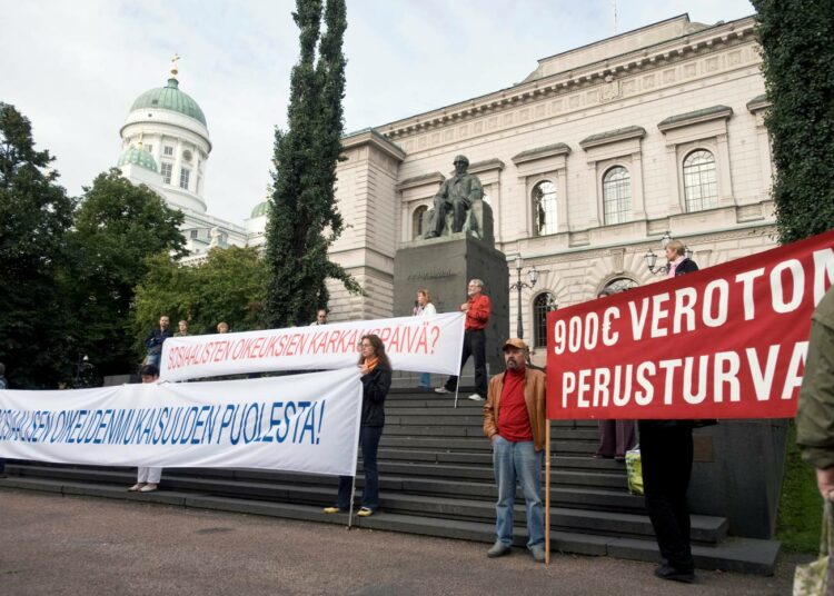 Budjettineuvottelut on perinteisesti käyty Säätytalolla, ja sen edustalla on tavanomaisesti osoitettu mieltä.