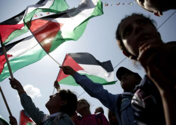 Palestiinalaiset kuuntelivat Ramallahissa syyskuun lopussa isolta näytöltä presidentti Mahmud Abbasin YK-puhetta New Yorkissa.
