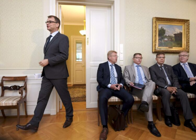 Pääministeri Juha Sipilä sekä istumassa EK:n toimitusjohtaja Jyri Häkämies, Kunnallisen työmarkkinalaitoksen (KT) työmarkkinajohtaja Markku Jalonen, SAK:n puheenjohtaja Lauri Lyly ja Akavan puheenjohtaja Sture Fjäder yhteiskuntasopimuksen tiedotustilaisuudessa pääministerin virka-asunnolla Kesärannassa Helsingissä elokuussa. Pakkolait lähtevät keskiviikkona lausunnoille.