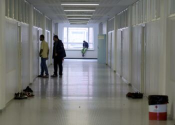 Suomen Punaisen Ristin pääsihteeri Kristiina Kumpula muistutti, että SPR:n toimintaan on ilmoittautunut 10 000 vapaaehtoista yli sadassa perustetussa vastaanottokeskuksessa. Kuva Hennalan vastaanottokeskuksesta.