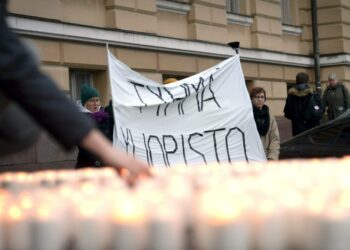 Helsingin yliopiston henkilöstö sytytti kynttilöitä Helsingin yliopiston portaille irtisanomisten vuoksi. Nyt kokoomus puhuu jo lukukausimaksuista.