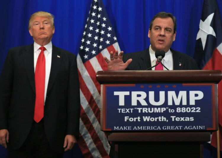 Omasta ehdokaskampanjastaan luopunut Chris Christie (oik.) asettui Donald Trumpin rinnalle perjantaina Texasin Fort Worthissa.