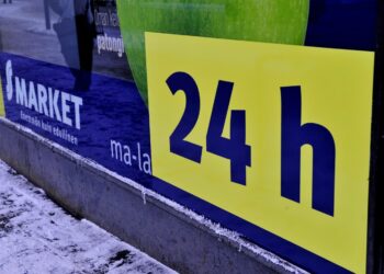 Kuluttajat ovat ottaneet aukiolon vapauttamisen riemuiten vastaan. Kaupan myyjien ja varastotyöntekijöiden hymy on hyytynyt uudistuksen vuoksi.