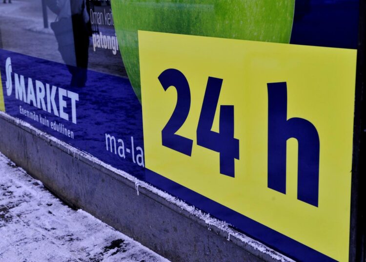 Kuluttajat ovat ottaneet aukiolon vapauttamisen riemuiten vastaan. Kaupan myyjien ja varastotyöntekijöiden hymy on hyytynyt uudistuksen vuoksi.