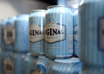 5,5-prosenttista lonkeroa myydään Alkossa. Osa keskustan edustajista pelkää alkoholihaittojen kasvua, jos sitä saisi myös ruokakaupoista.