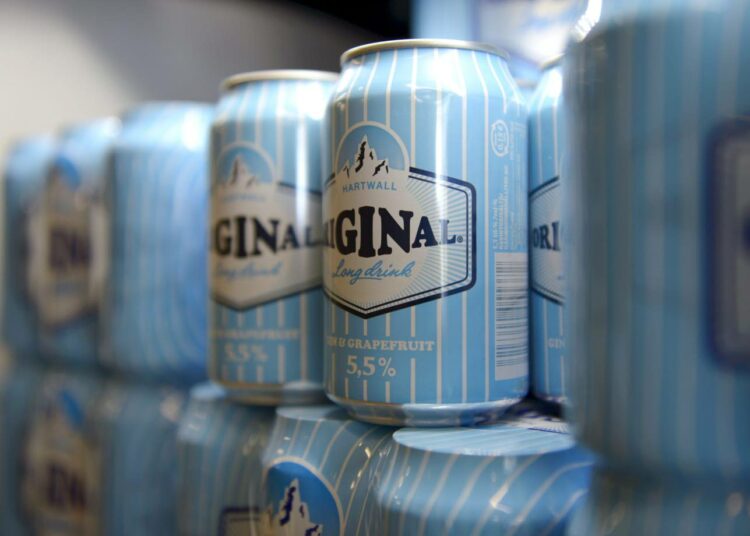 5,5-prosenttista lonkeroa myydään Alkossa. Osa keskustan edustajista pelkää alkoholihaittojen kasvua, jos sitä saisi myös ruokakaupoista.