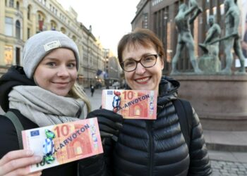 Suomalaisnaisten palkat on tältä vuodelta maksettu, eurosisarilla tili juoksee vielä yli viikon.