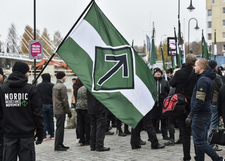 Jesse Torniainen (oik.) Pohjoismaisen vastarintaliikkeen mielenosoituksessa Tampereella lokakuussa.