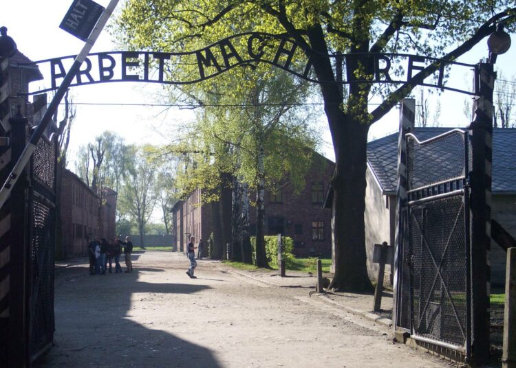 Auschwitzin keskitysleirin portti.
