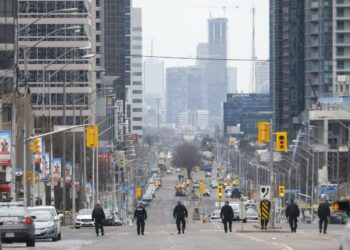 Poliisit tutkivat joukkomurhan tapahtumapaikkaa viime viikolla Torontossa.