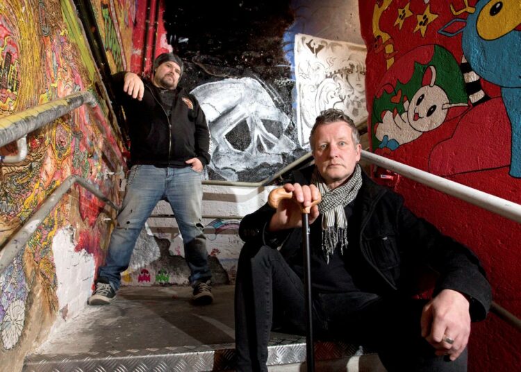 Appendix yhtyeen laulaja Mikki Borgersen (vas.) ja Destrucktionsin laulaja Mika Merikaita poseeraavat kulttuuritalo Anniksella Porissa.