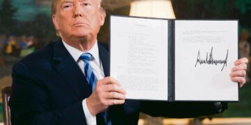 Presidentti Donald Trump allekirjoitti tiistaina asiakirjan, jolla sanktiot Irania vastaan palautetaan.