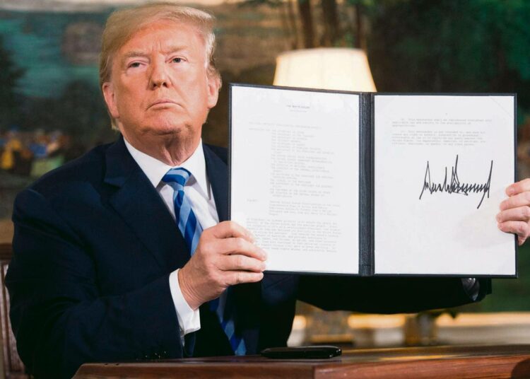 Presidentti Donald Trump allekirjoitti tiistaina asiakirjan, jolla sanktiot Irania vastaan palautetaan.