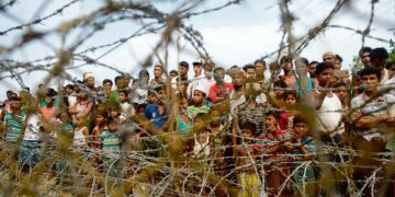 Rohingya-pakolaisia ei-kenenkään-maalla Myanmarin ja Bangladeshin välisellä rajalla huhtikuussa.