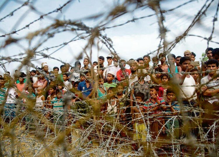 Rohingya-pakolaisia ei-kenenkään-maalla Myanmarin ja Bangladeshin välisellä rajalla huhtikuussa.