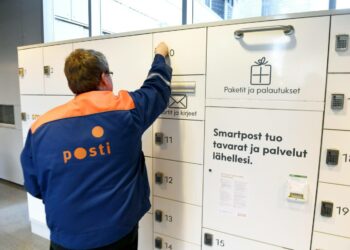 SAK:laisen kuljetusalan yhteisjärjestöön kuuluvat Merimies-Unionin lisäksi Auto- ja kuljetusalan työntekijäliitto AKT, Posti- ja logistiikka-alan unioni PAU, Veturimiesten liitto sekä Rautatievirkamiesliitto. Postin kuljettaja täyttää pakettiautomaattia.