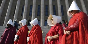 Margaret Atwoodin Orjattaresi-teoksen pohjalta tehdyn televisiosarjan mukaan pukeutuneita naisia Naisasialiitto Unionin #Vaaravyöhyke-mielenosoituksessa eduskuntatalon edessä 28. syyskuuta. He protestoivat eduskunnan tukea Timo Soinille.