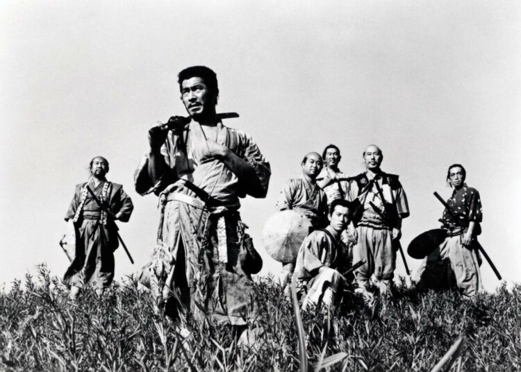 Maailmankuulu seikkailuelokuva kertoo samuraijoukosta, jonka viljelijät palkkaavat turvakseen kiertelevää rosvojoukkiota vastaan.