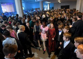 Helsingin neljäsluokkalaisilla oli torstaina juhlapäivä, kun pormestari Jan Vapaavuori isännöi perinteistä itsenäisyysjuhlaa. Vasemmistoliitto haluaa pienentää peruskoulun ryhmäkokoja.