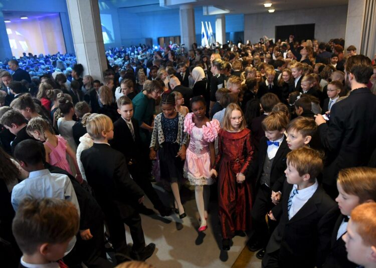 Helsingin neljäsluokkalaisilla oli torstaina juhlapäivä, kun pormestari Jan Vapaavuori isännöi perinteistä itsenäisyysjuhlaa. Vasemmistoliitto haluaa pienentää peruskoulun ryhmäkokoja.