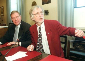 Taistelupari Paavo Lipponen – Erkki Tuomioja kevään 1999 hallitustunnustelujen aikaan.