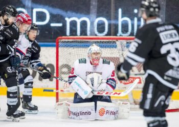 HIFK:n maalivahti Atte Engren jääkiekon Liigan ottelussa TPS–HIFK Turussa 1. helmikuuta. Liiga torjuu jatkossa ilmastonmuutosta.