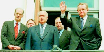 Apulaisulkoministeri Strobe Talbott, Viktor Tšernomyrdin ja Martti Ahtisaari vilkuttivat yleisölle presidentinlinnan parvekkeelta.