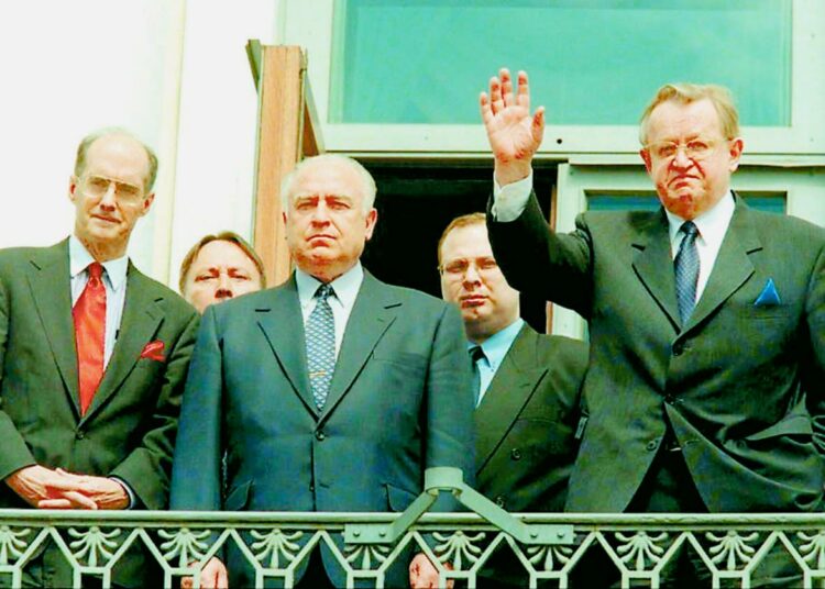 Apulaisulkoministeri Strobe Talbott, Viktor Tšernomyrdin ja Martti Ahtisaari vilkuttivat yleisölle presidentinlinnan parvekkeelta.