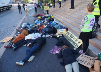 Elokapina-liikkeen aktivisteja Säätytalon portailla vaatimassa ilmastohätätilan julistamista.