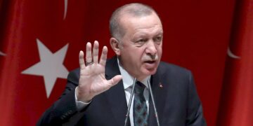 Presidentti Recep Tayyip Erdogan nosti syyrialaispakolaiset pelinappuloiksi hyökätessään kurdeja vastaan.