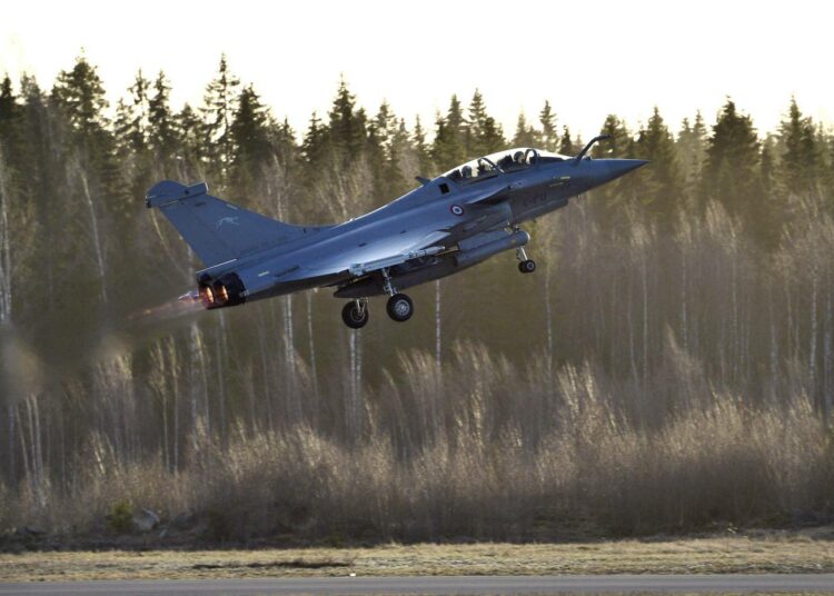Ranskalainen Dassault Rafale -hävittäjä on toinen ehdokas Hornet-hävittäjien seuraajan HX Challenge -testeissä Suomessa.