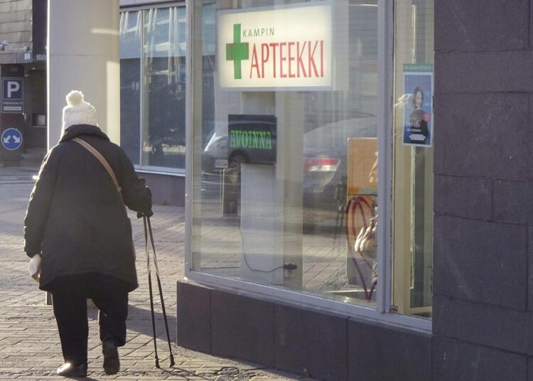 Koko maan kattavat apteekkipalvelut tulee jatkossakin turvata, Aino-Kaisa Pekonen vaatii.