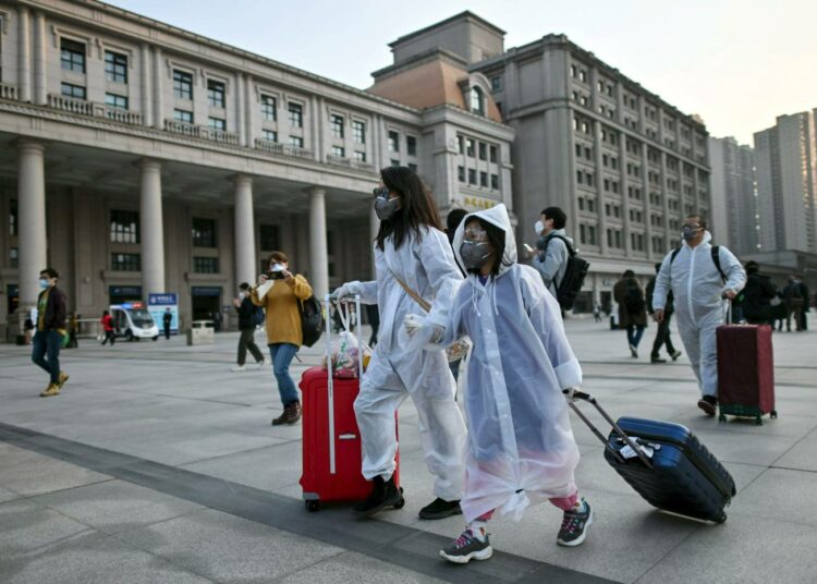 Wuhanista on keskiviikosta lähtien saanut jälleen matkustaa muualle Kiinaan. Kuvassa matkustajia saapumassa Hankoun rautatieasemalle Wuhanissa.