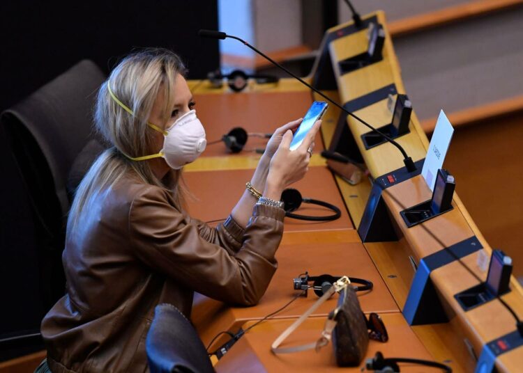 Euroopan parlamentissakin työskennellään maskit naamalla, mutta ei sentään laput korvilla niin kuin Suomen Keskustassa.