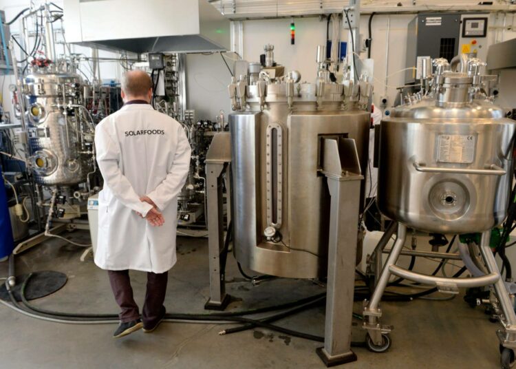 VTT:n kehittämää hiilidioksidiin ja päästöttömään sähköön perustuvaa proteiinien valmistusmenetelmää pilotoidaan startup-yhtiö Solar Foodsissa Espoossa.