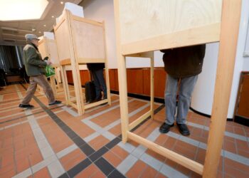 Kaikki puolueet saavat nyt ehdokashankintaan lisäaikaa, koska vaalit siirrettiin kesäkuulle, Ennakkoäänestystä Helsingissä vuonna 2017.