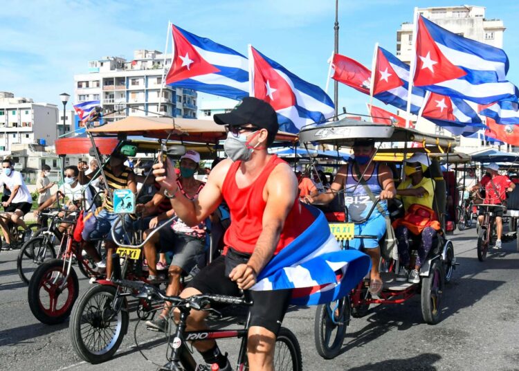 Nuoret vastustivat Yhdysvaltojen asettamia kauppapakotteita Havannassa 6. elokuuta. Kuvatoimiston välittämän kuvan tiedoista ei käy ilmi, kannattiko vai vastustiko tämä mielenosoitus maan hallitusta. Molempia kantoja on nähty Kuubassa kesällä.