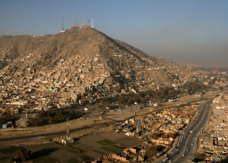 Afganistanin pääkaupunki Kabul kiipeää vuoren rinteille. Jopa 95 prosenttia maan asukkaista kärsii ruuanpuutteesta ja afganistanilaisia uhkaa ennennäkemätön ruokakriisi.