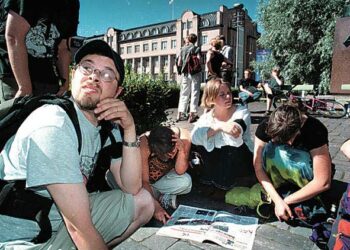Helsingin Rautatientorilla järjestettiin mielenilmaus Genovan poliisiväkivaltaa vastaan heinäkuussa 2001.