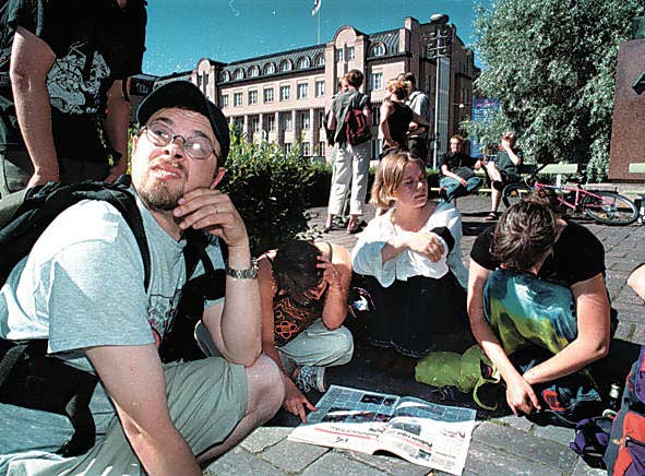 Helsingin Rautatientorilla järjestettiin mielenilmaus Genovan poliisiväkivaltaa vastaan heinäkuussa 2001.