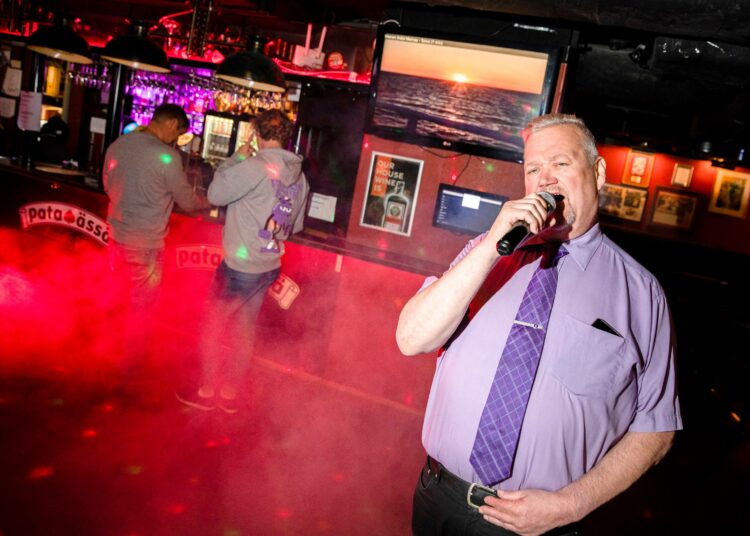 Kansanedustaja Myllykosken nimi tunnetaan karaokeravintola Pataässässä, sillä mies on eduskunnan karaokekerhon varapuheenjohtaja.