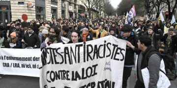 Maahanmuutto on ilmastokriisin ohella toinen eniten äänestäjiä jakavista tekijöistä. Kuvassa Ranskan uutta tiukkaa maahanmuuttolakia vastustavia mielenosoittajia Bordeauxissa tammikuussa.