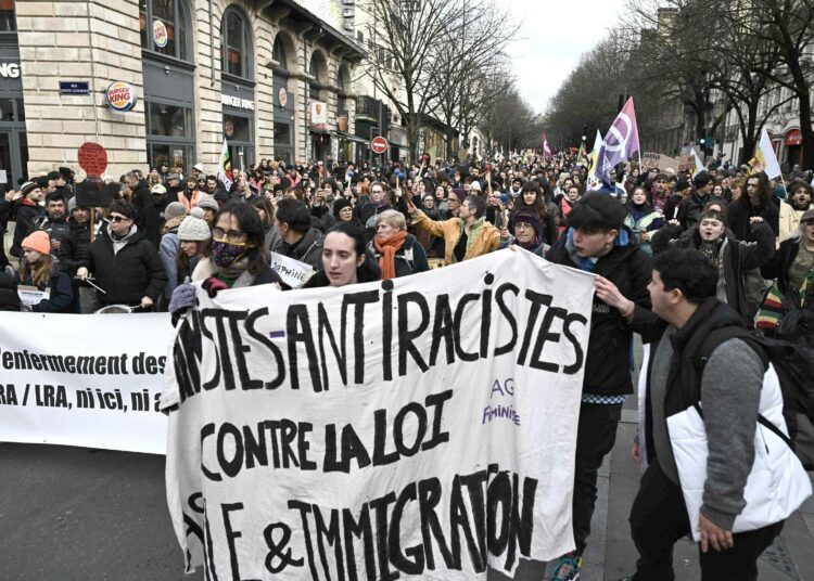 Maahanmuutto on ilmastokriisin ohella toinen eniten äänestäjiä jakavista tekijöistä. Kuvassa Ranskan uutta tiukkaa maahanmuuttolakia vastustavia mielenosoittajia Bordeauxissa tammikuussa.