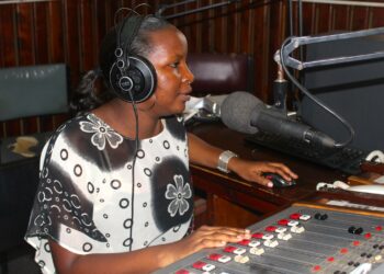 Vuonna 2001 perustettu ugandalainen 101.7 Mama FM ilmoitti olevansa Afrikan ensimmäinen naisten radio. Sen lähetystä juonsi Laila Mutebi kesällä 2013. Kansainvälisen työjärjestön tutkija kehottaa tuoreessa raportissaan radioalaa palkkaamaan lisää naisia.