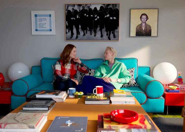Kirjailija Ingrid (Julianne Moore) ja ex-journalisti Martha (Tilda Swinton) keskustelemassa oleellisista asioista elokuvassa The Room Next Door.