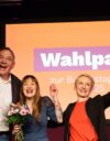 Die Linken Jan van Aken, Heidi Reichinnek ja Ines Schwerdtner juhlivat puolueen tulosta vaali-iltana 23. helmikuuta.