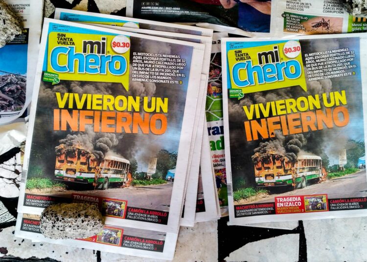 Mi Chero -sanomalehden numeroita myynnissä San Salvadorissa. Painettujen sanomalehtien tarjonta on vähentynyt kaikkialla Keski-Amerikassa digitaalisen murroksen myötä.