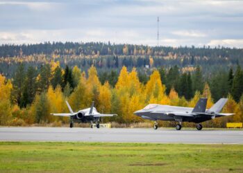 Lähes kymmenen miljardin hankintavaltuus F-35-hävittäjiin kasvattaa puolustusmäärärahoja. Kaksi ensimmäistä hävittäjää saapuivat Rovaniemelle syyskuussa.